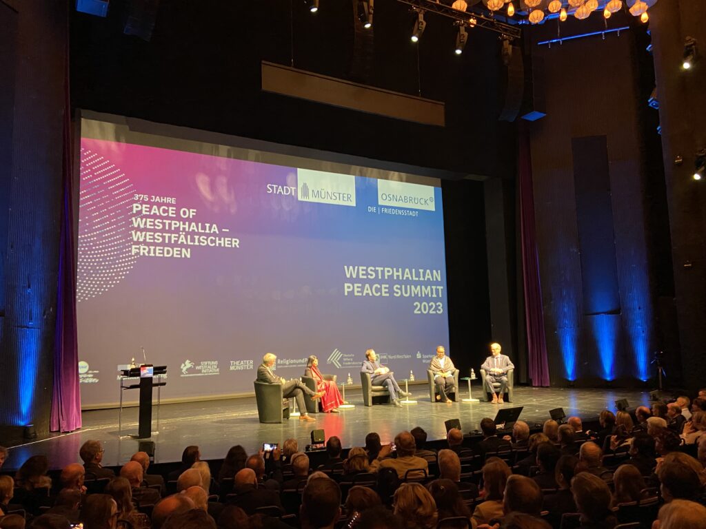 Das Podium des Westphalian Peace Summit (v.l.n.r.): Elmar Theveßen, Prof. Dr. Ummu Salma Bava, Georg Restle, Leymah Gbowee und Prof. Dan Smith.